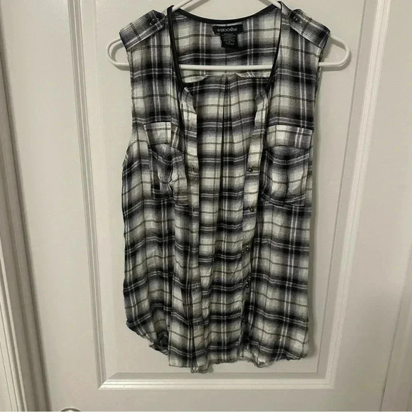 STOOSH Sleeveless Button Down Top (Colors- Black, White & Blue) - Picture 5 of 15